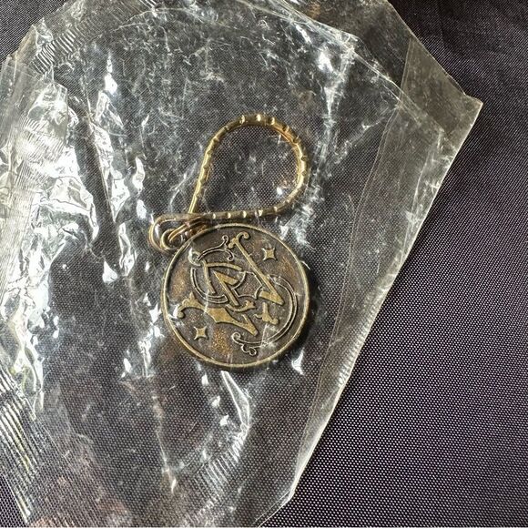 Vintage Brass Smith and Wesson Revolver Charm Keychain Key fob NIP - Picture 7 of 7